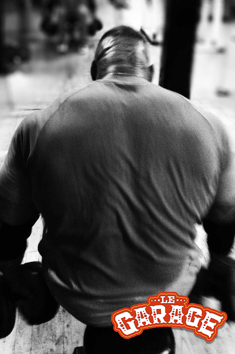 Pratiquant de musculation au Garage de Chaudes-Aigues pendant une séance
