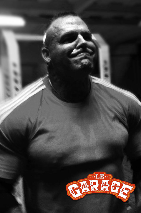 Pratiquant au Garage, salle de musculation à Chaudes-Aigues